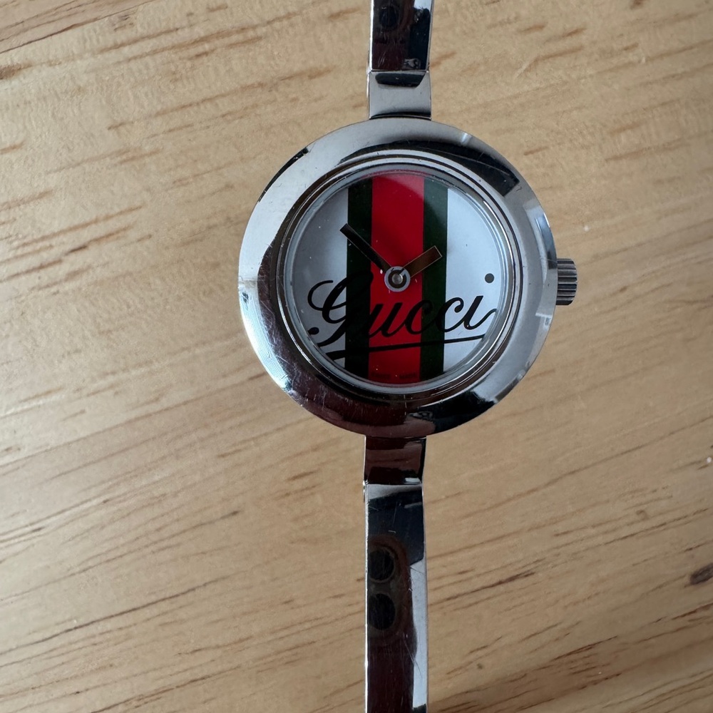 Gucci Silver Timepiece with Red and Green Accents - Picture 3 of 8